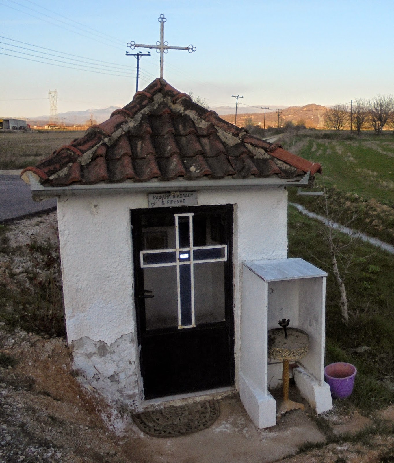 το ξωκλήσι των αγίων Ραφαήλ, Νικολάου και Ειρήνης στον Φούφα της Εορδαίας