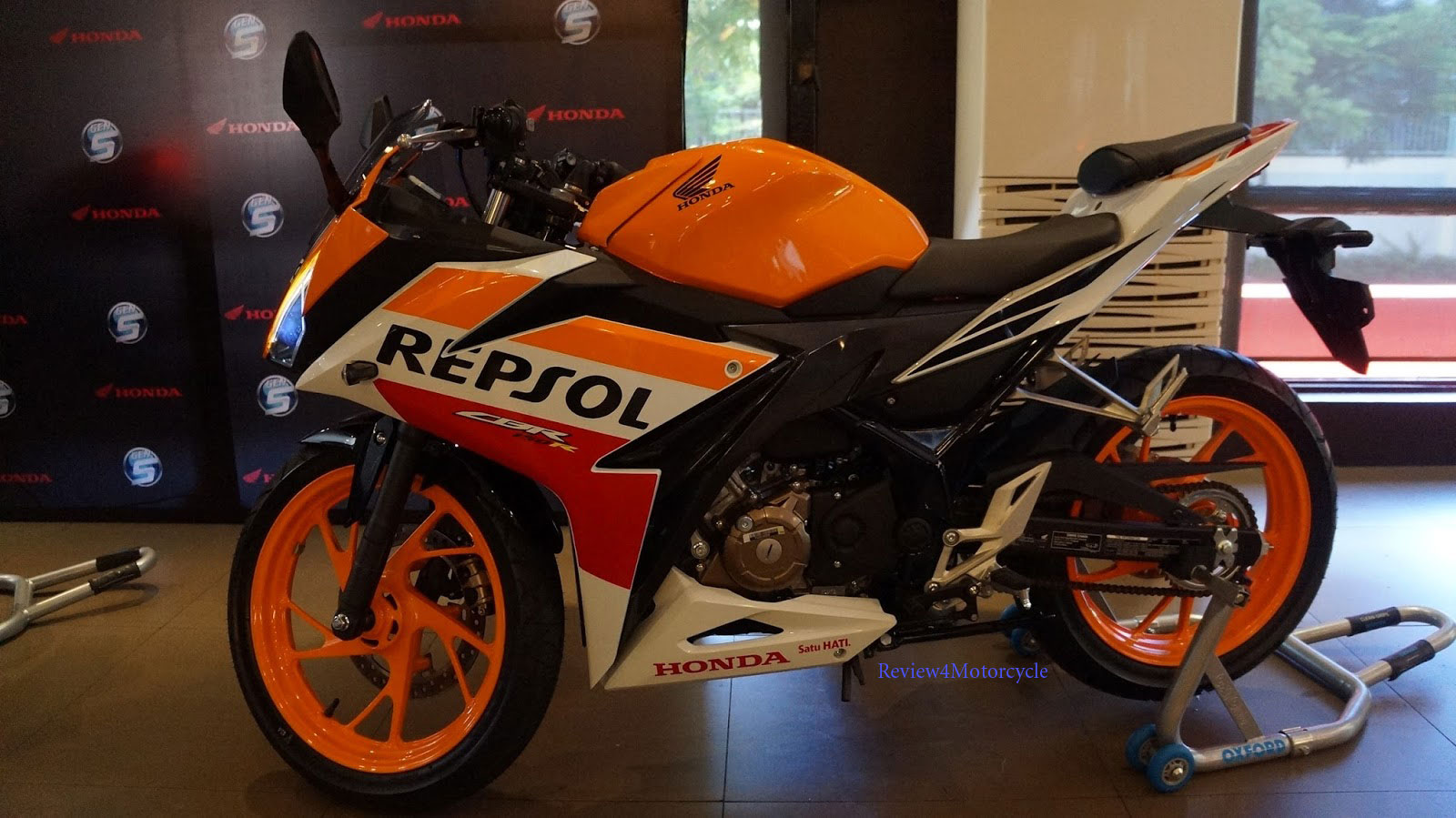 Honda CBR 150R Repsol Motorcycle Features Review - Motorcycle Reviews ...