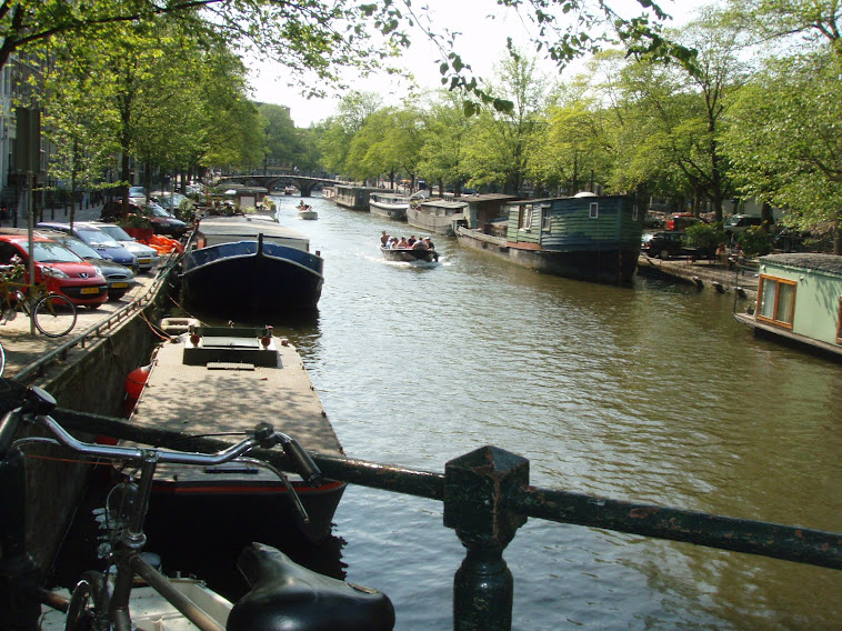 ESTIVE CONTEMPLANDO OS CANAISDE AMSTERDAM-HOLANDA