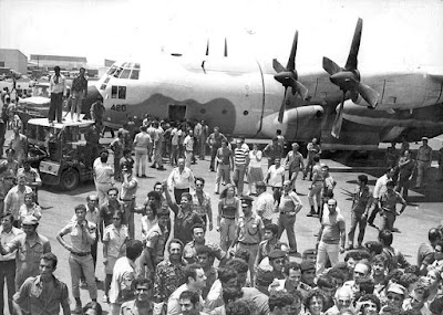Una foto scattata al termine della vera Operazione Entebbe in Uganda