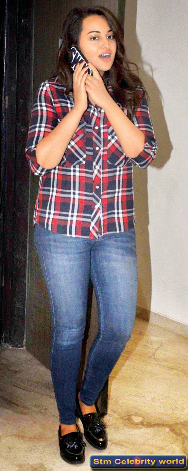 Bollywood Actress Sonakshi Sinha Hot Tight Jeans And New Spicy Gallery