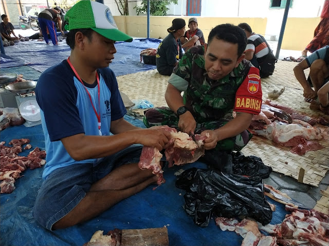 Dalam Suasana Idul Adha 1440 H, Babinsa Bantu Masyarakat Sembelih Hewan Qurban