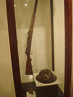 [Fusil y casco utilizados durante la guerra civil de Costa Rica de 1948. Museo Nacional de Costa Ric