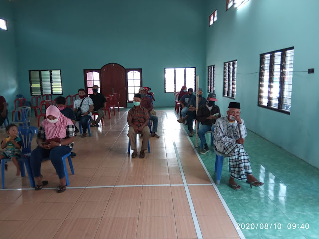 Babinsa Koramil Gnatiwarno  Dampingi Penyaluran BLT Dana Desa