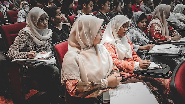 Gambar mahasiswa pendidikan sedang mengikuti seminar