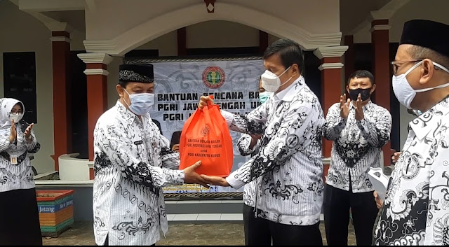Anggota PGRI Kudus yang Terdampak Banjir Dapat Bantuan dari PGRI Provisi Jawa Tengah 1 20210305 112420