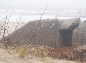 Wunderbarer Nebel am Strand von Houvig. Die Bunker am Strand von Houvig wirkten im Nebel ganz anders als sonst.