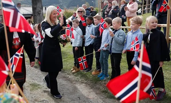 Crown Prince Haakon and Crown Princess Mette-Marit visited the Ullinsvin Culture Center in Vågåç navy blue coat
