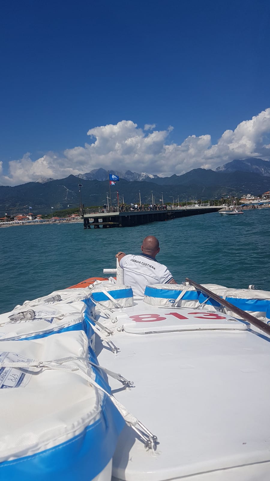 Si tuffa dal pontile di Forte dei Marmi e in mare Si tuffa dal pontile di Forte dei Marmi e in mare