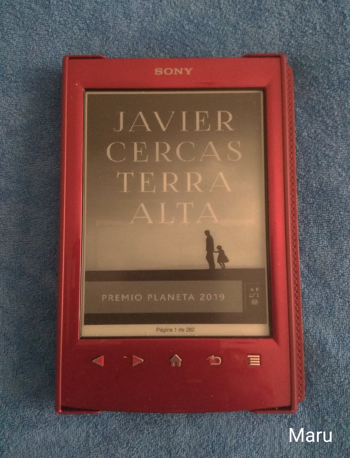 leyendo con Mar Terra Alta de Javier Cercas.