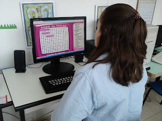 Aubrey jogando caça-palavras no computador
