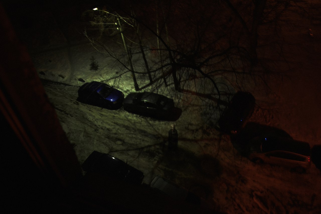 темный силуэт в комнате. темный страшный силуэт. странный человек ночью. чёрный силуэт человека страшный. человек под звездным небом.