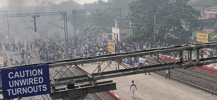 আন্দোলনের নামে তাণ্ডব শনিবারও , পুরোপুরি স্তব্ধ ট্রেন চলাচল , চরম