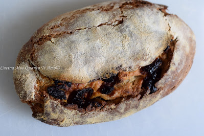 Pane con lievito madre e pomodori secchi