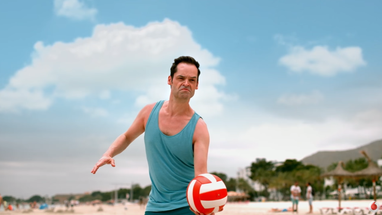 Foto spot Vodafone Sei Lentissimo pallavolo con modella bionda e attore