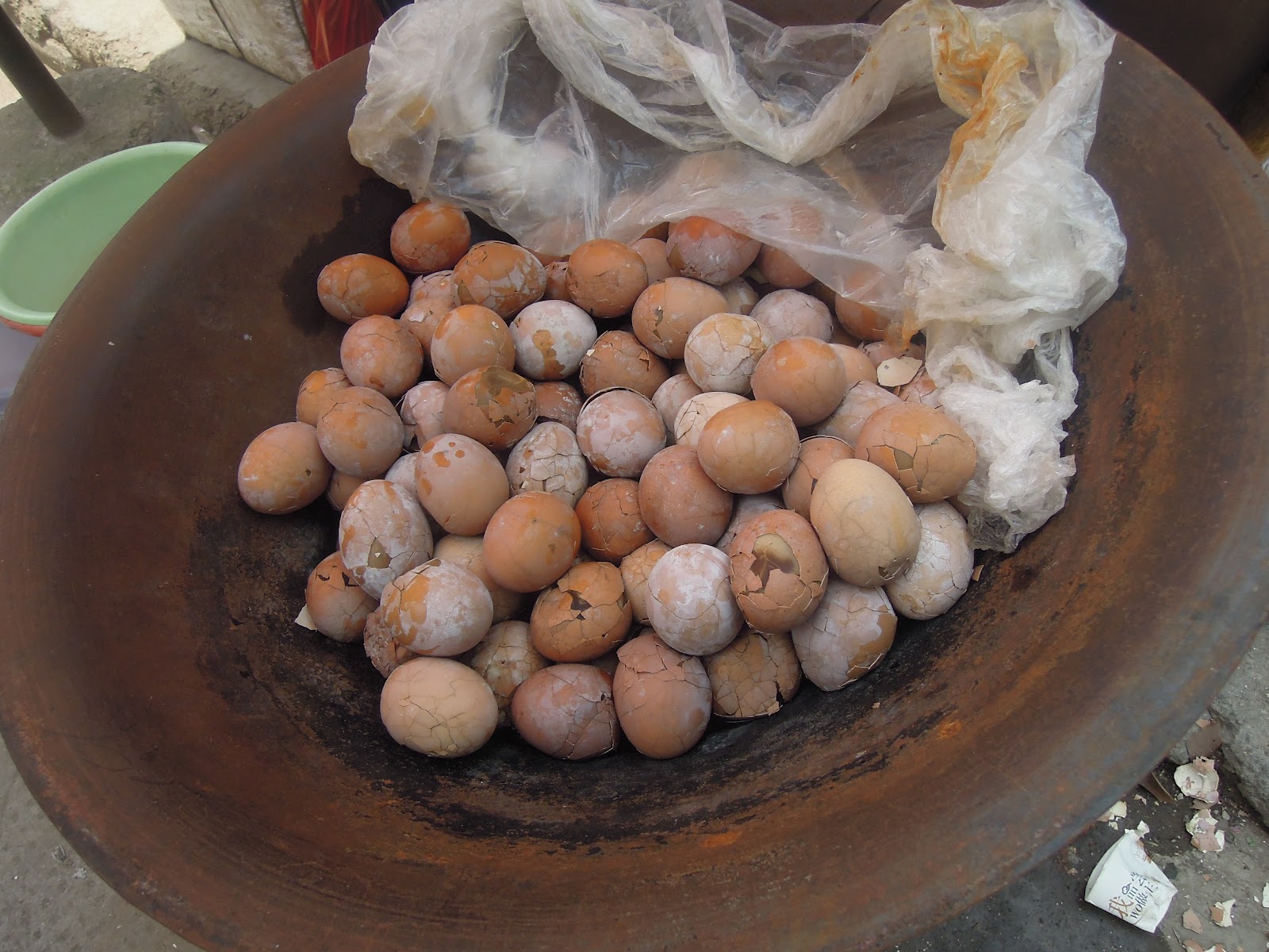 тунцзыдань в китае. тунцзыдань или яйцо мальчика. яйца тунцзыдань. яйца тунцзыдань. яйца вареные в моче.