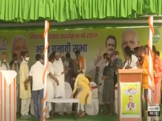 बिहार चुनाव: लालू की बहू ऐश्वर्या राय ने चुनावी सभा में छुए नीतीश कुमार के पैर बिहार चुनाव: लालू की बहू ऐश्वर्या राय ने चुनावी सभा में छुए नीतीश कुमार के पैर