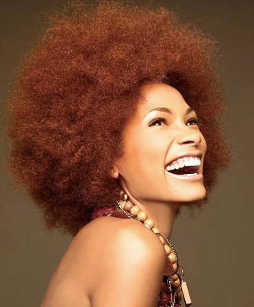 Pelo Afro: 6 Cosas que no van bien a tod@s mujer afro sonriente