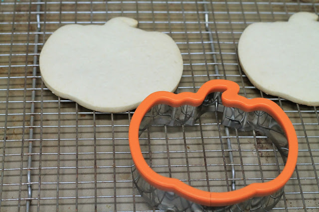 pumpkin with mask decorated cookies @www.thecookiecouture.com