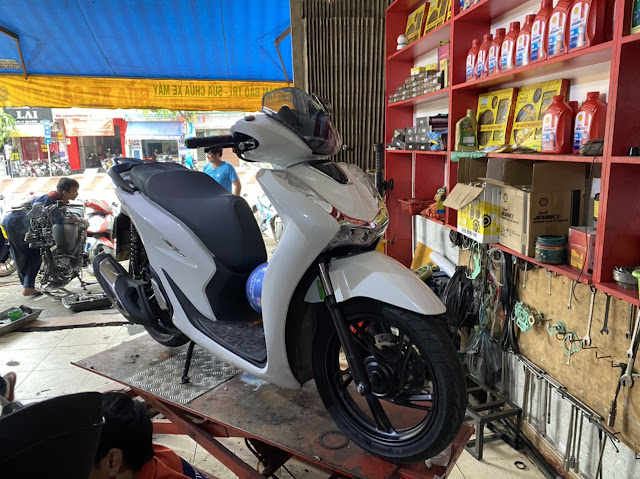 Sơn Sporty dàn chân xe SH màu đen cực đẹp