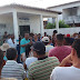 Moradores de Nova Fátima protestam sobre a qualidade da água na sede da EMBASA