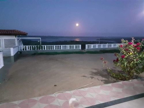 Foto tirada por Márcia, moradora da região. Lua cheia surgindo sob o Rio Paraguaçu - Geolândia, Cabaceiras do Paraguaçu - Bahia. #PraCegoVer