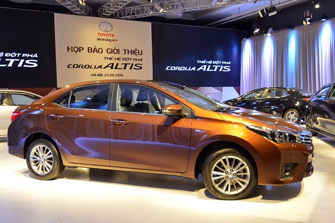 Corolla Altis trẻ trung , mạnh mẻ với đường gờ dập nổi chạy suốt thân xe Corolla Altis trẻ trung , mạnh mẻ với đường gờ dập nổi chạy suốt thân xe