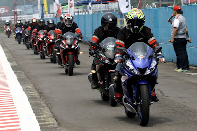 Yuli Suryani dan komunitas R15 melakukan victory lap di ajang ARRC Yuli Suryani dan komunitas R15 melakukan victory lap di ajang ARRC