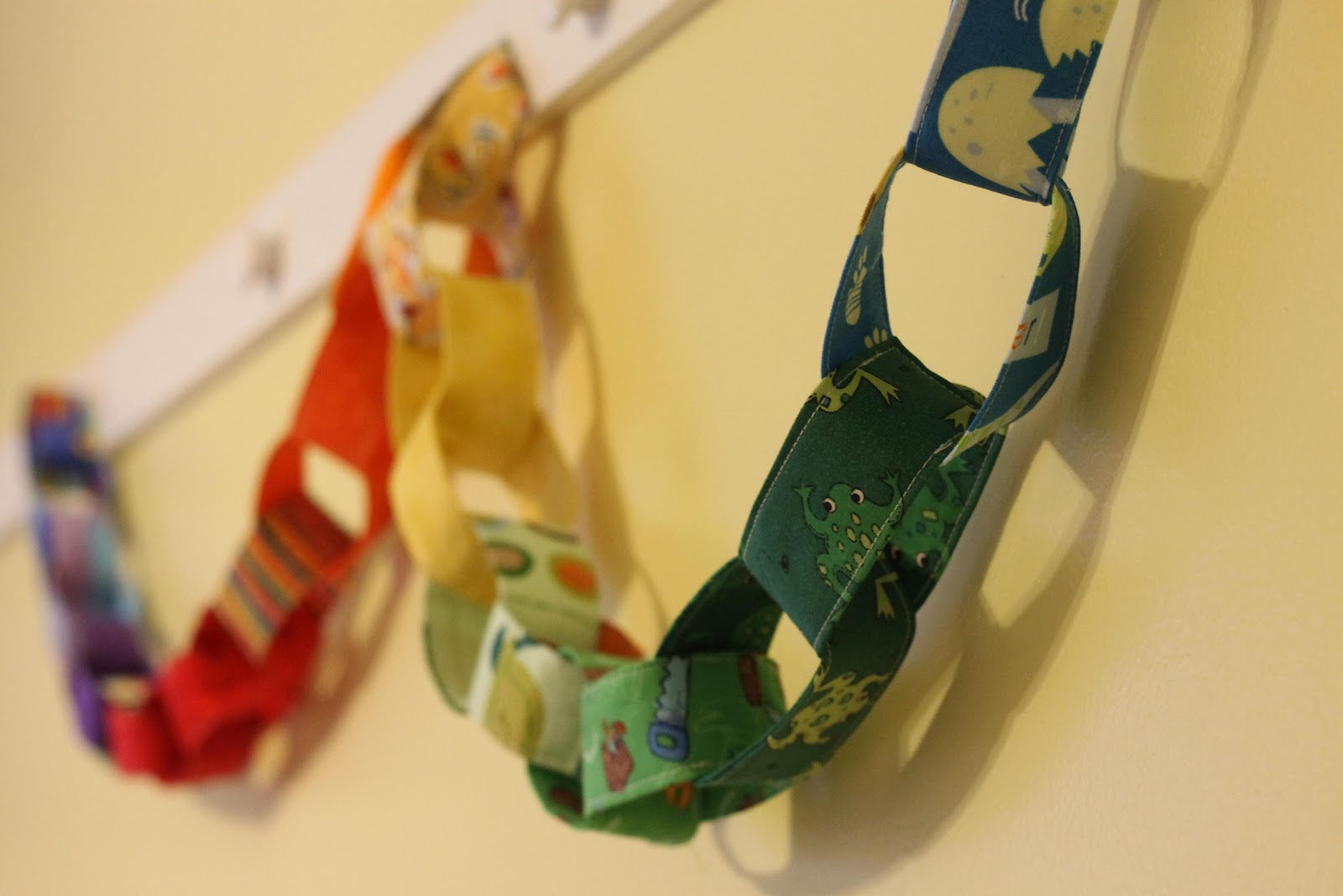 Lilyquilt: Rainbow Fabric Chain--Pattern and Tutorial