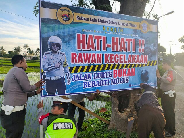 Satlantas Polres Lotim Pasang Spanduk Himbauan Cegah Kecelakaan