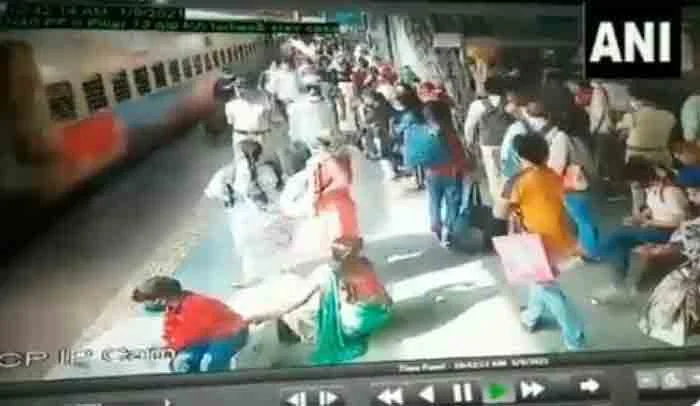 RPF personnel  rescues a woman at the Thane Railway Station, Thane,News,Local News, CCTV, Video, Police, Train, National
