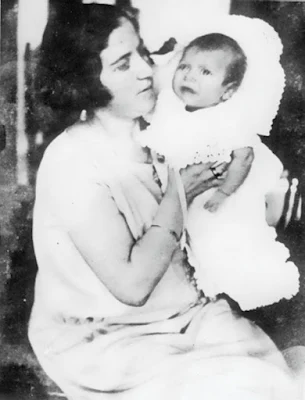 1925_Μ.Θ.-με-τη-μητέρα-του-στη-Χίο-λίγο-μετά-τη-γέννησή-του