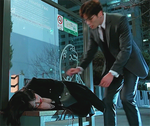 [저글러스] 이것은 로코를 위한 피지컬 차이 + 남주가 본인 피지컬 생각 안하고 여주에게 뽀뽀 할때.gif | 인스티즈