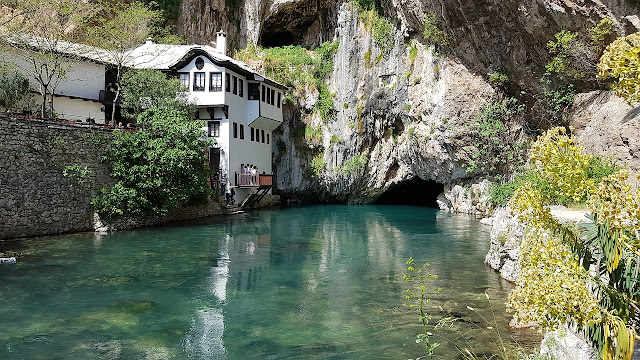 mostar köprüsünün altından geçen nehir neretva nehri