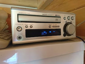 Küchenradio von Onkyo für das Hören des Gottesdienstes