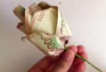 Gambar membuat lipatan uang kertas berbentuk kuntum bunga