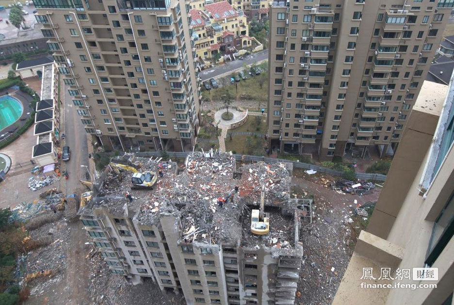 Упавший дом в москве. Здания питера. Упавший дом в москве. Необычные дома москвы. Упавший дом в москве.