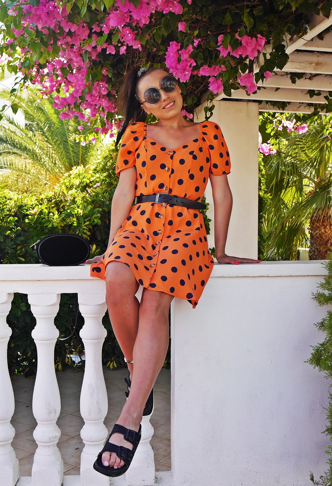 sukienka w kropki f&f stylizacja rodos greska okulary okrągłe duże karyn blog modowy blogerka modowa puławy