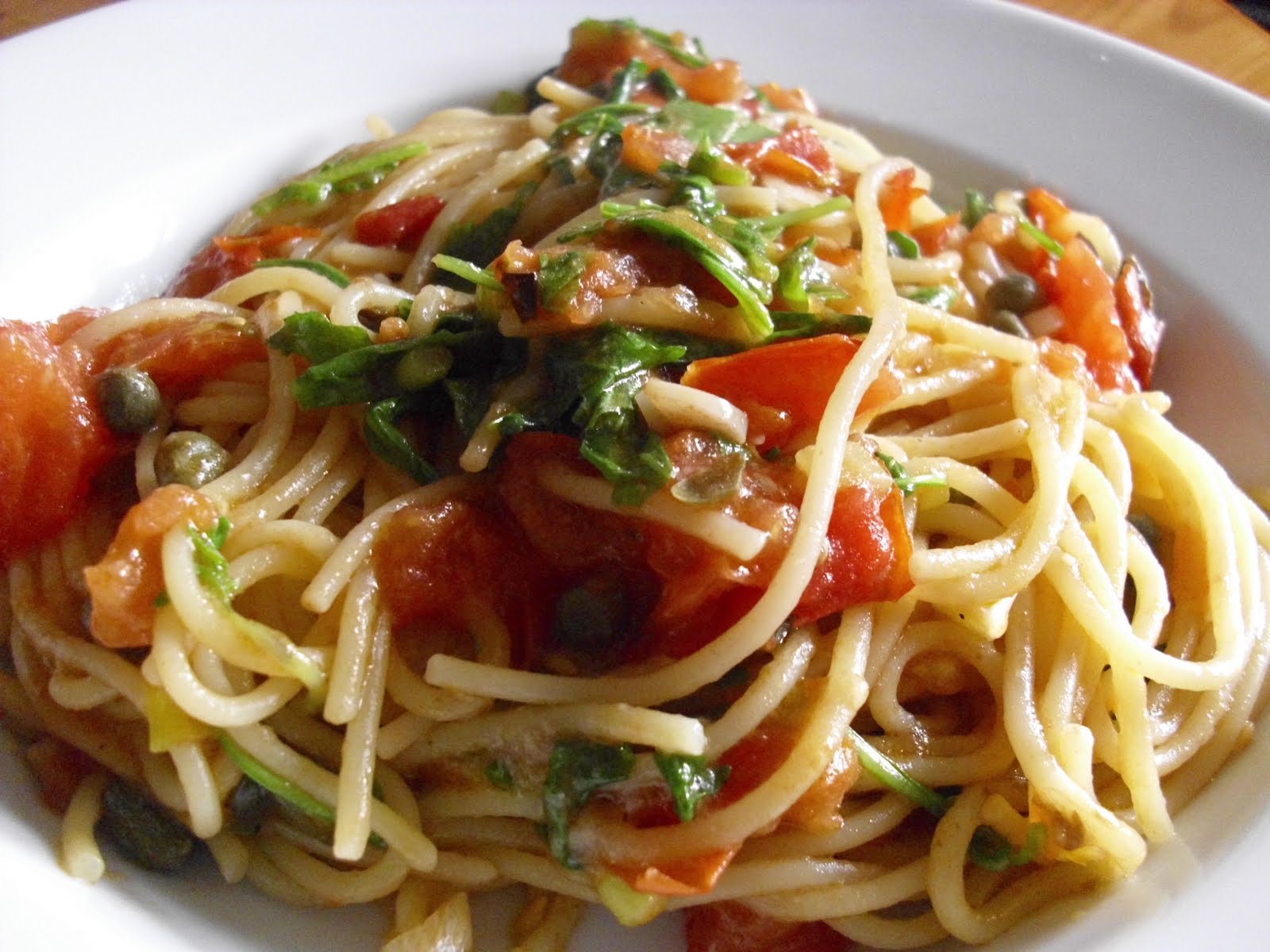 Katrins veggie life: Spaghetti mit Rucola, Tomaten und Kapern