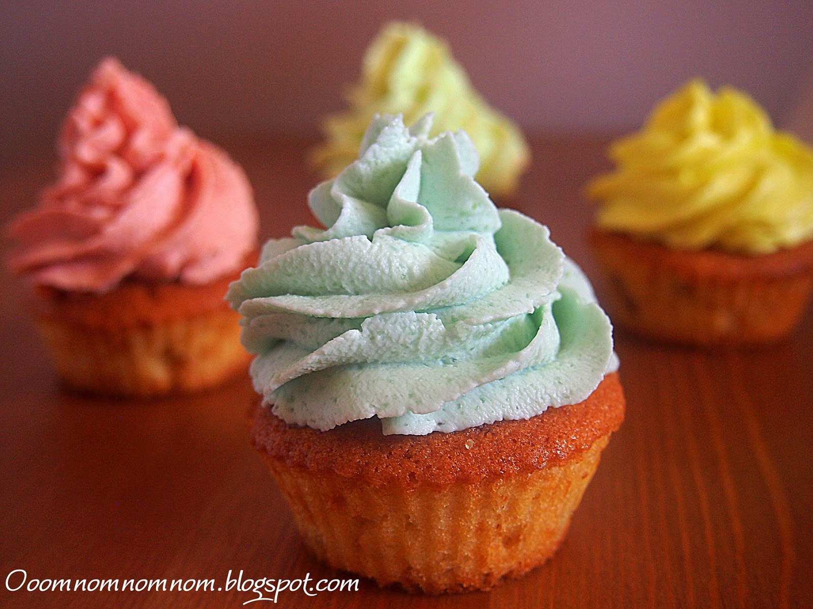 Ooomnomnomnom ! Kolorowy krem do cupcakes z serka mascarpone