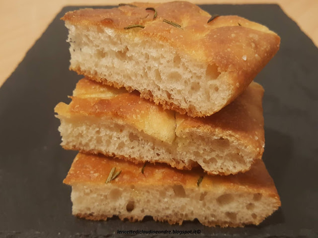 Focaccia morbida al rosmarino