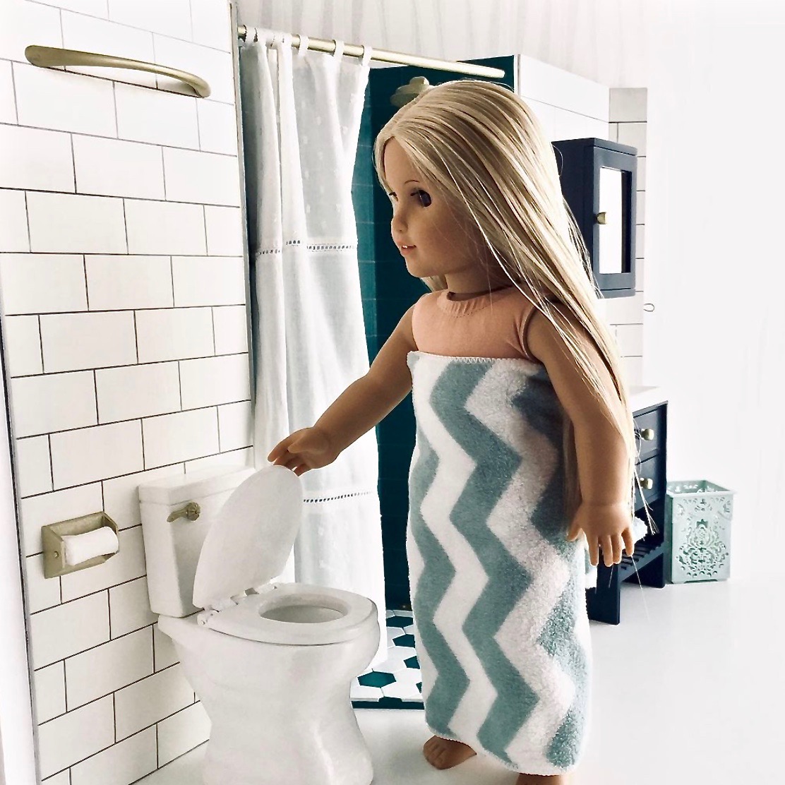 DIY Modern version of Julie's Groovy Bathroom Bathroom for American Girl dolls