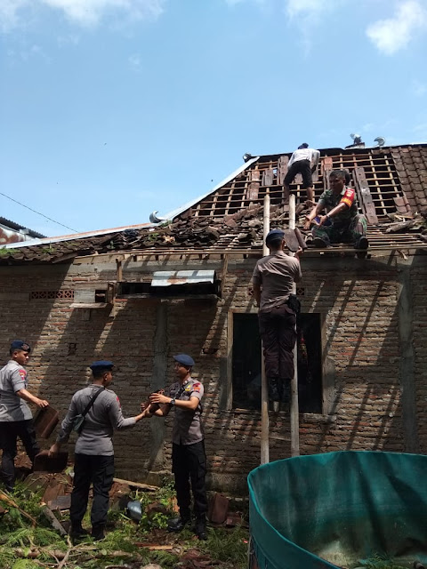 Budayakan Gotong Royong, Babinsa Genengduwur Ikut Perbaiki Rumah Warga