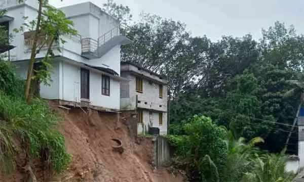 News, Kerala, State, Thiruvananthapuram, Rain, House, Family, House in danger due to landslide in Malayinkeezh