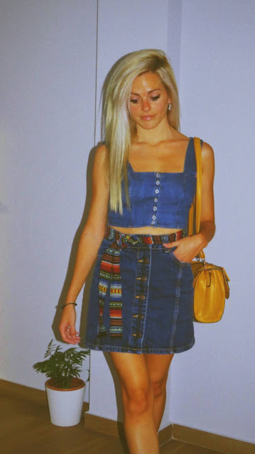 Alejandra Colomera con top vaquero, falda vaquera y cinturón estilo azteca recreando un look de los 2000