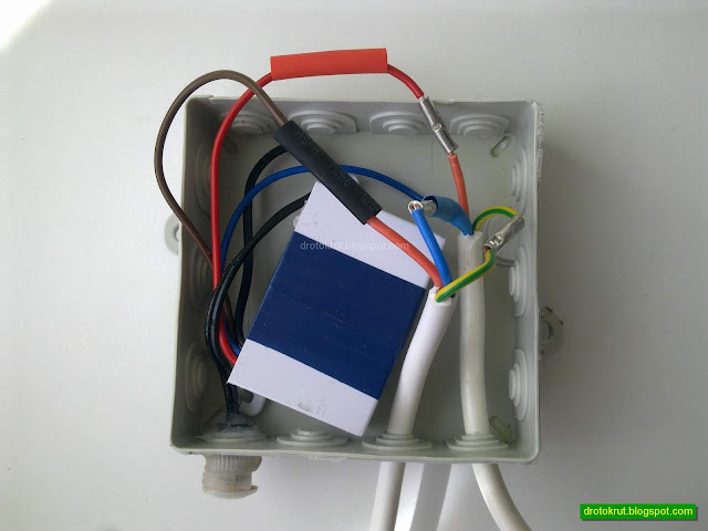 Соединение проводов светильника и сумеречного реле в монтажной коробке
