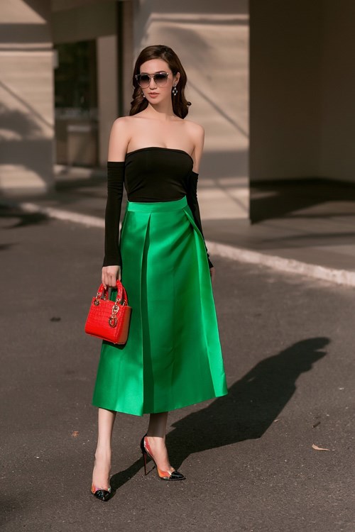 Khánh My mang loạt phụ kiện hàng hiệu xuống phố