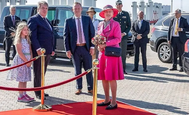 Queen visited the Music House and Bakkeskolen Cosmos and the company VIKING Life-Saving Equipment