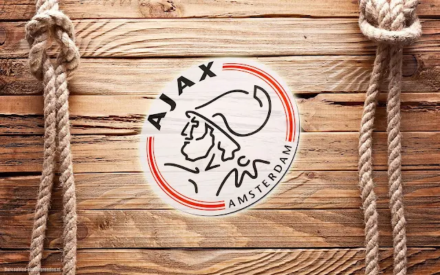 Ajax logo met houten achtergrond