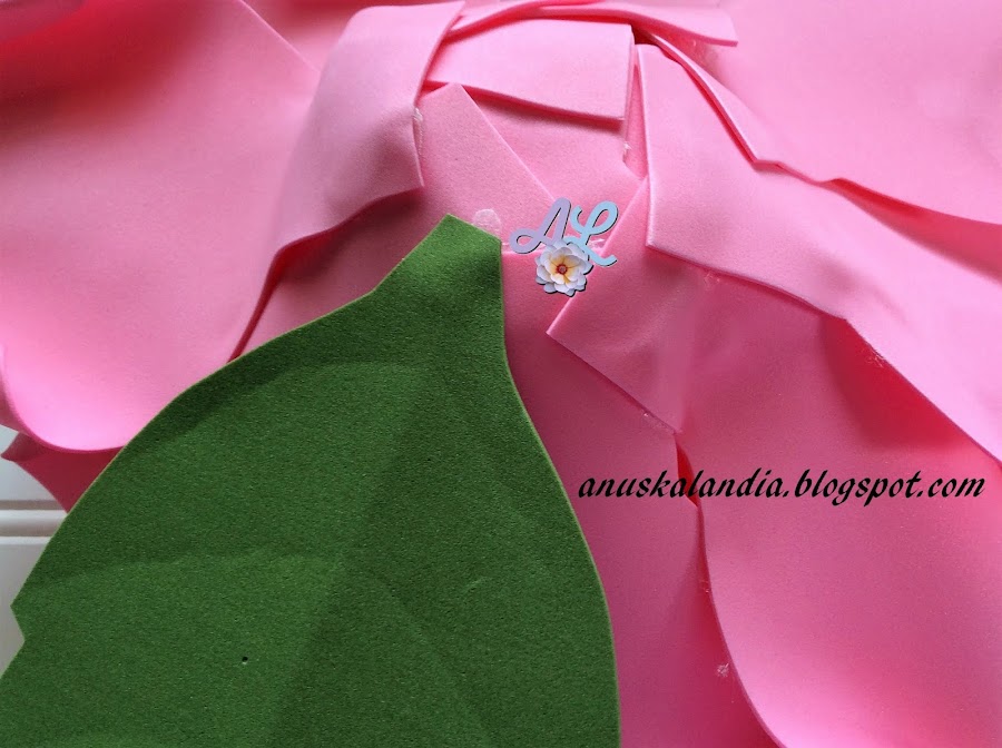 Rosa-gigante-en-goma-eva-o-foamy-23-pegar-hojas-Anuskalandia